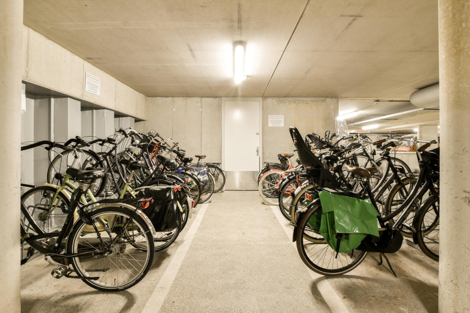 Fahrradabstellraum mit mehreren geparkten Fahrrädern in einer Tiefgarage eines Mehrfamilienhauses