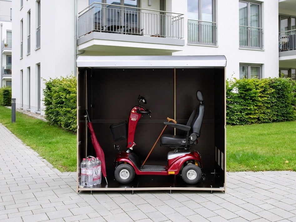 Große Aufbewahrungsbox für Rollator und Elektromobil vor Mehrfamilienhaus