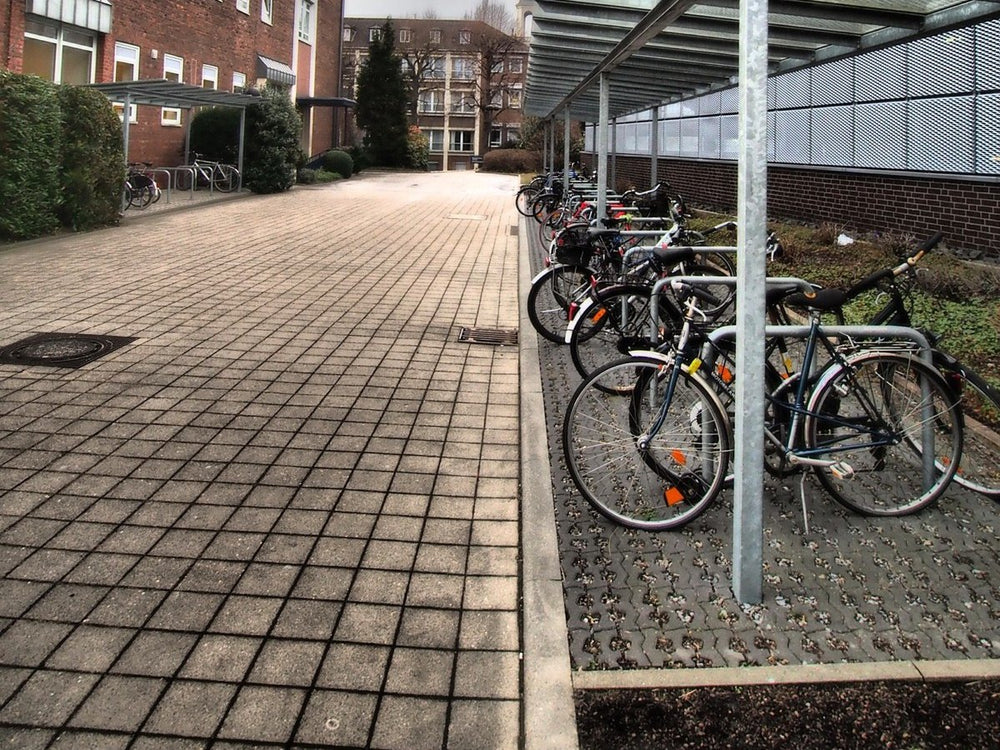 Fahrradstellplätze vor einem Verwaltungsgebäude – öffentliche Einrichtungen