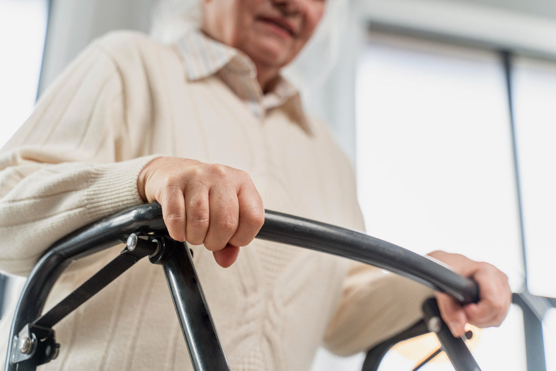 Seniorin hält sicheren Rollator im hellen Wohnraum für Mobilität im Alltag
