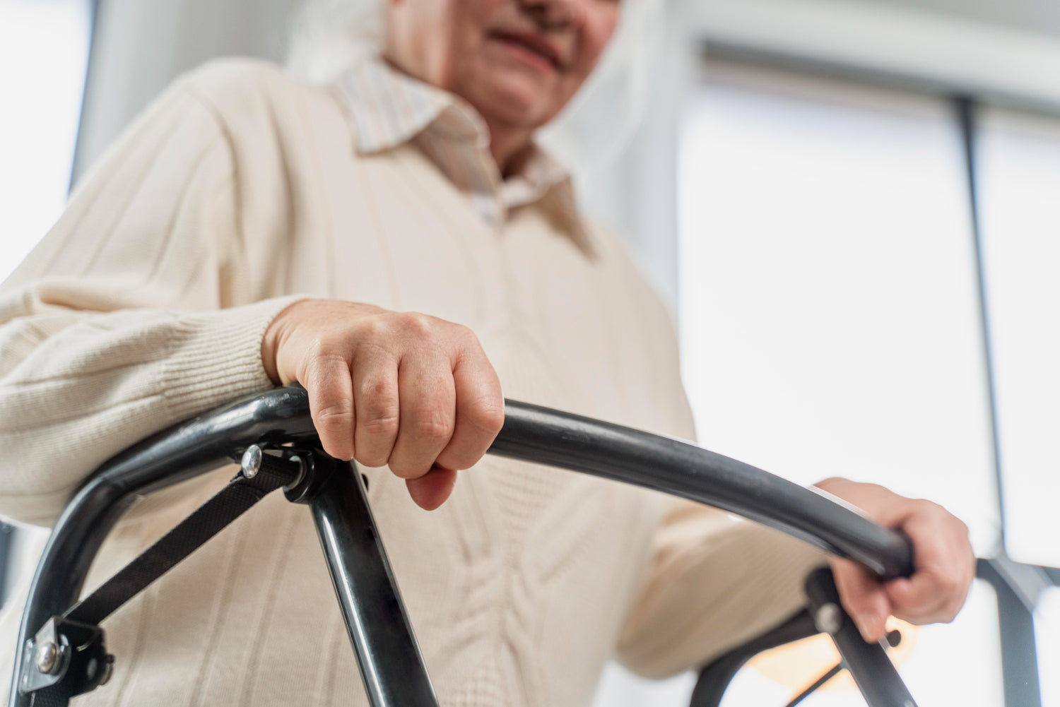 Seniorin hält sicheren Rollator im hellen Wohnraum für Mobilität im Alltag