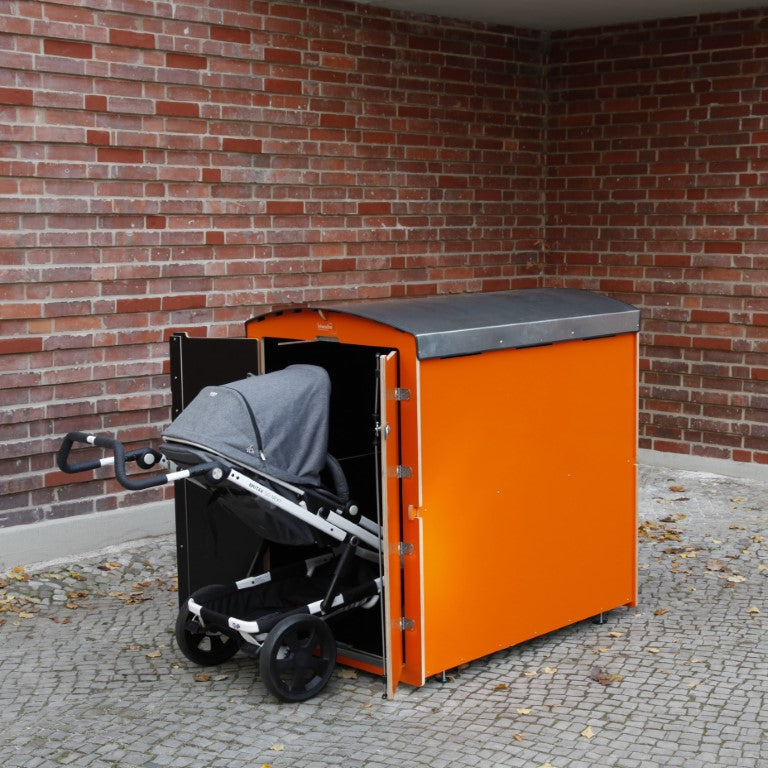 Oranger Abstellraum mit geöffneten Türen, in dem ein grauer Kinderwagen steht, vor roter Backsteinwand