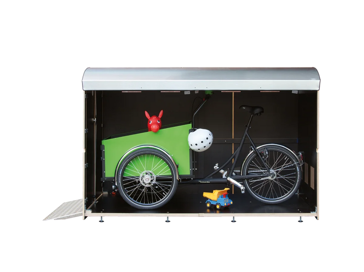 Große Aufbewahrungsbox mit Fahrrad, grünem Anhänger, Kinderhelm und Spielzeug innen
