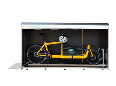 Diebstahlsichere Fahrradbox mit gelbem Lastenrad und Fahrradhelm, innen stehend.