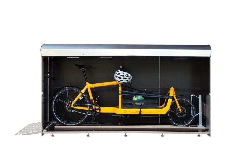 Große Aufbewahrungsbox für Fahrräder mit gelbem Lastenrad, Fahrradhelm und Ball