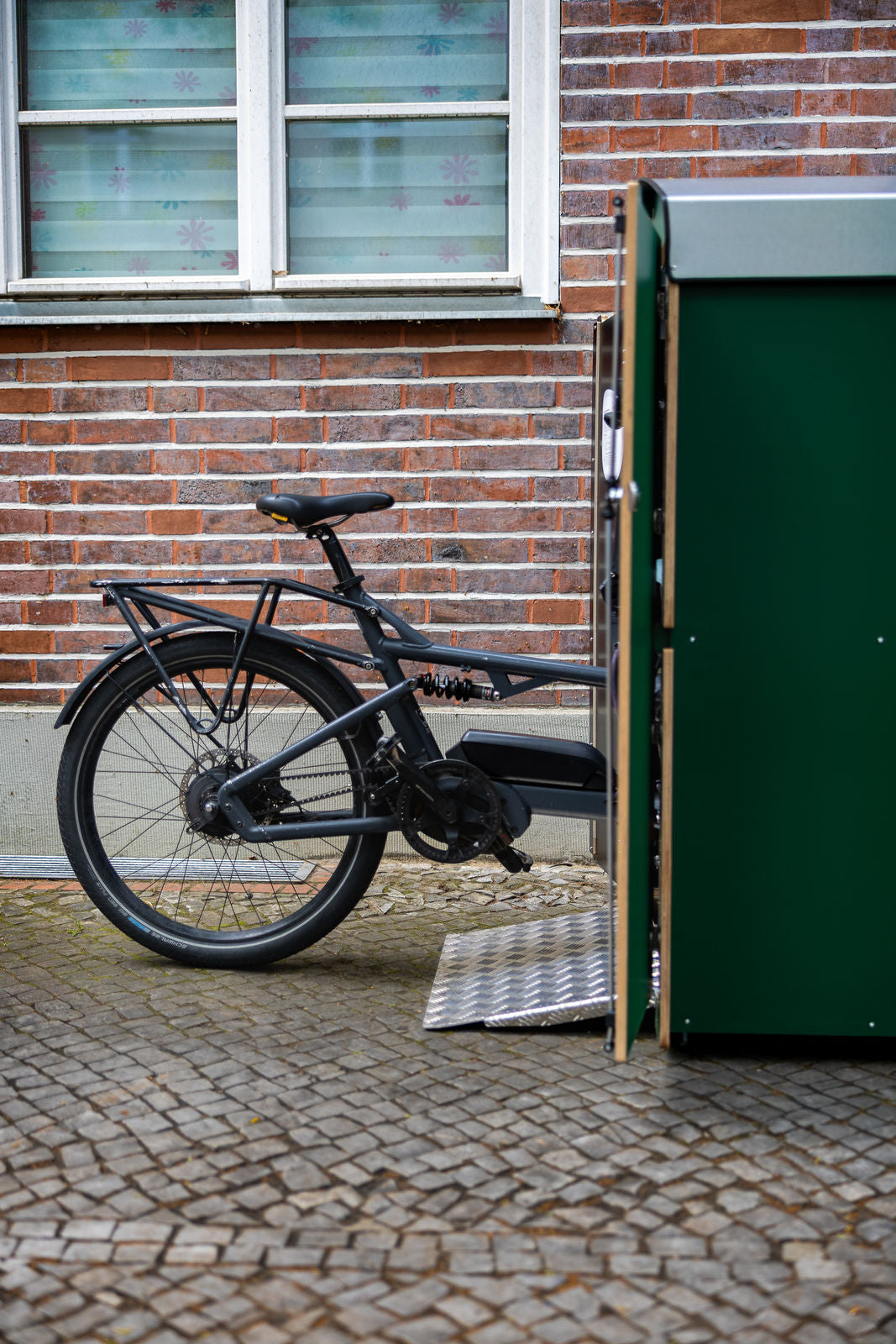 Lastenrad vor grüner farabo Box