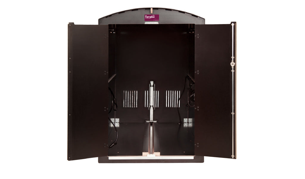 Offener schwarzer Farabo-L Schrank mit Lüftungsschlitzen und Kabeln innen, weißer Hintergrund