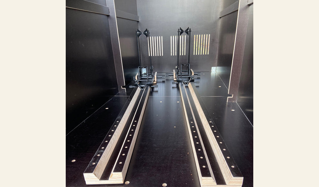 Detailaufnahme von FARABO X2 Einfahrtsschienen aus Holz und Metall in schwarzer Box mit Halterungen