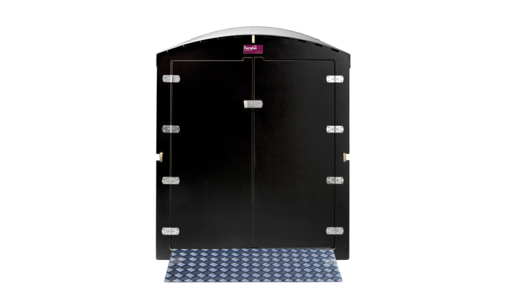 Farabo XL schwarze Metall-Garagentür mit silbernen Scharnieren und blau gemusterter Türmatte