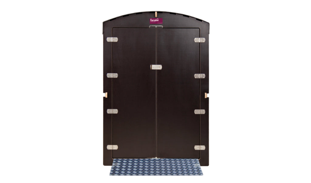 Farabo XXL Frontansicht dunkle doppelflügelige Saunatür mit Metallbeschlägen und rautenförmiger Gummimatte