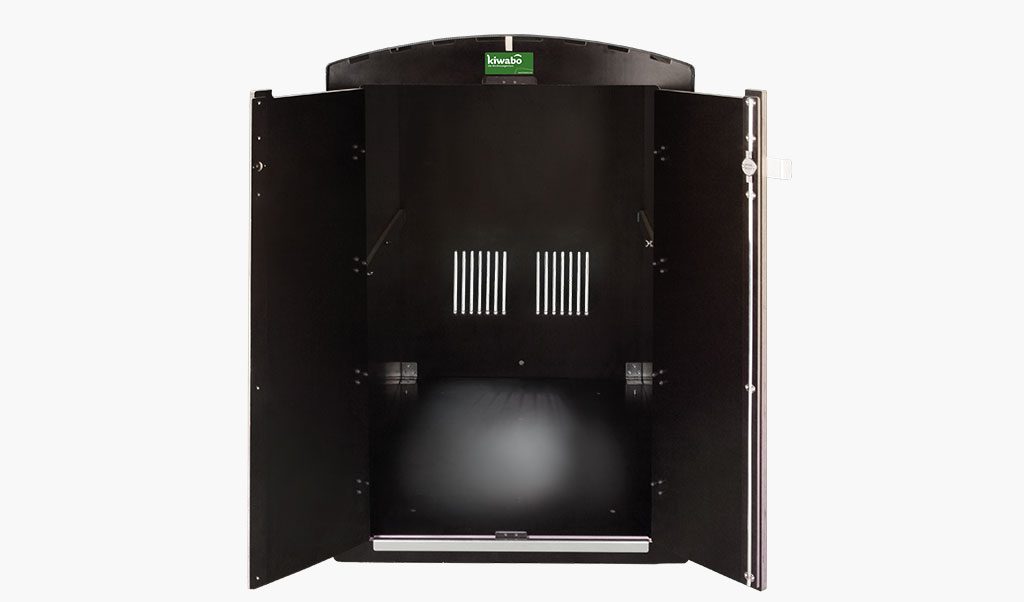 Offener schwarzer kiwabo Möbel-Schrank mit zwei Flügeltüren und Lüftungsschlitzen