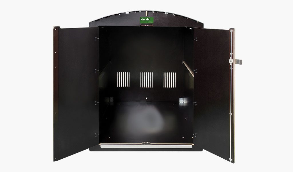 Offener schwarzer Kiwabo XL Grillkamin mit Lüftungsschlitzen, Metallgehäuse isoliert