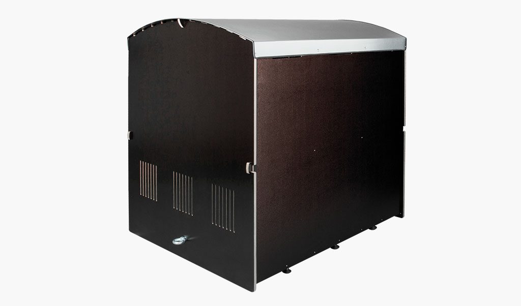 Schwarzer stabiler Fahrradanhänger mit Belüftungsschlitzen und silbernem Dach auf weißem Hintergrund