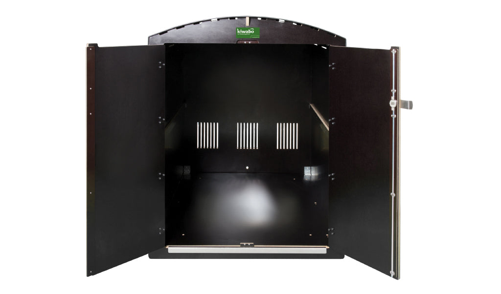 Offener schwarzer kiwabo XXL Grillkamin mit Lüftungsschlitzen und Türen aus Metall