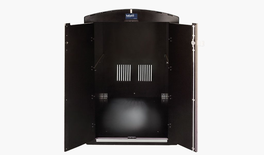 Offener schwarzer rollabo Kaminofen mit Sichtfenster und Lüftungsschlitzen auf weißem Hintergrund