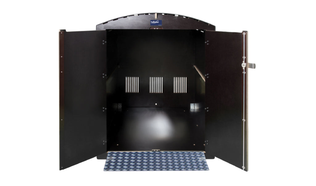 Offener Rollabo XL Hundetransportbox in schwarzem Metall mit Lüftungsschlitzen und Rampenklappe