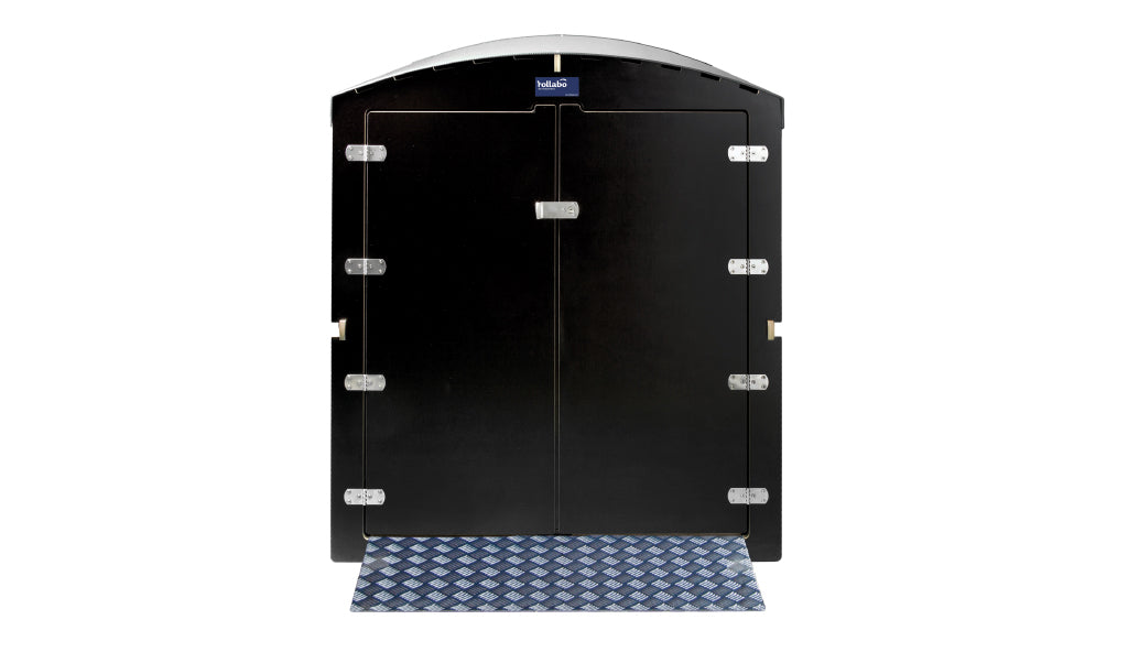 Schwarze Rollabo XL Garage mit doppelten Türen und Metallbodenplatte vor weißem Hintergrund