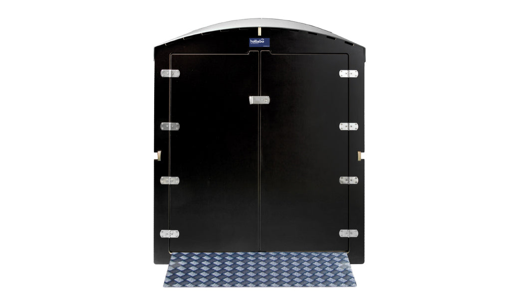 Schwarze Rollabo XXL Toranlage mit silbernen Scharnieren und blauem Rollabo-Logo, weißer Hintergrund