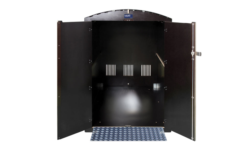 Geöffneter schwarzer Rollabo XXL Plus Werkzeugschrank mit Lüftungsschlitzen und Metallramp