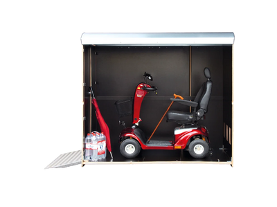 Große Aufbewahrungsbox mit rotem Elektromobil, Regenschirm und Wasserflaschen