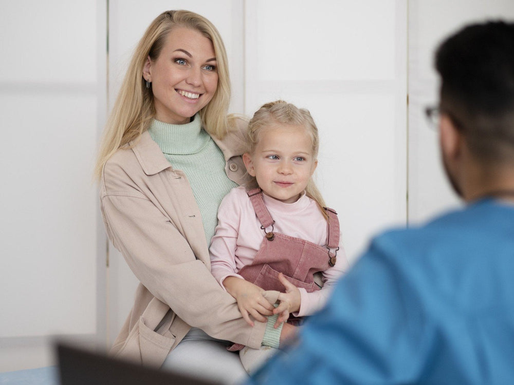 Kinderarzt im Gespräch mit Mutter und Kind – Kinderwagenboxen für pädiatrische Praxen