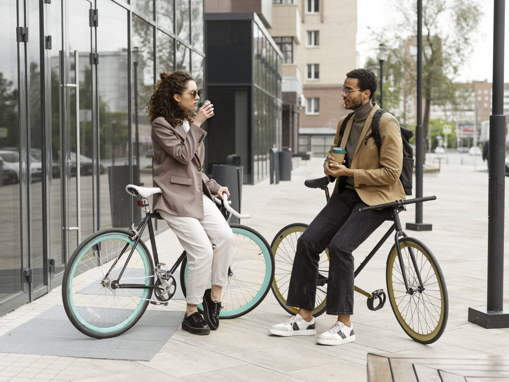 Radfahrer vor einer modernen Wohnanlage einer Wohnungsbaugenossenschaft