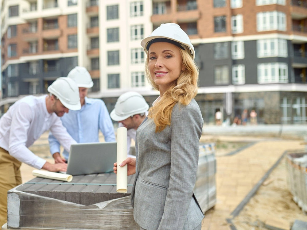Bauleitung auf der Baustelle eines Wohnungsneubaus – Projektentwickler
