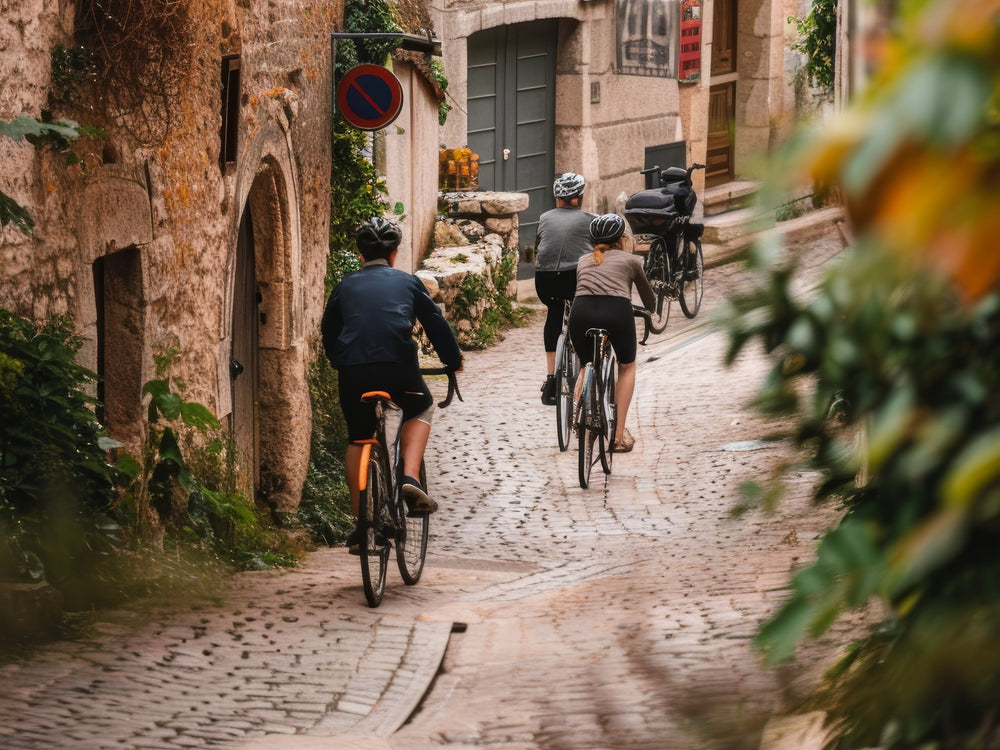 Radtouristen in einer historischen Altstadtgasse – Landgasthöfe und Hotels an Radwegen