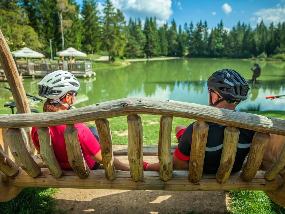 Radfahrer-Paar rastet am See – Fahrradservice für Wellness-Hotels und Resorts