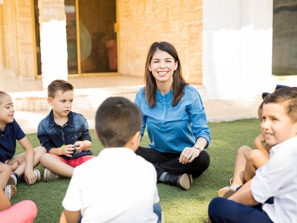 Erzieherin mit Kindergruppe im Freien – Kita eines freien Trägers