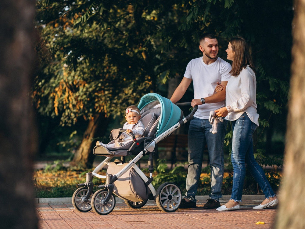 Familie mit Kinderwagen vor der Kita – private Kitas und Elterninitiativen