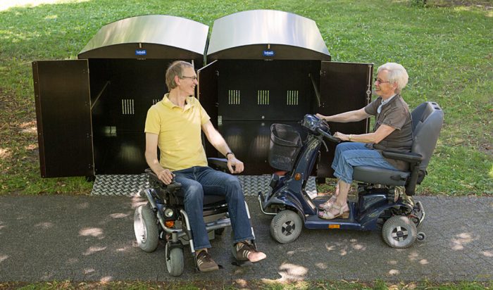 Zwei Rentner verwenden die Rollatorbox rollabo XL Plus
