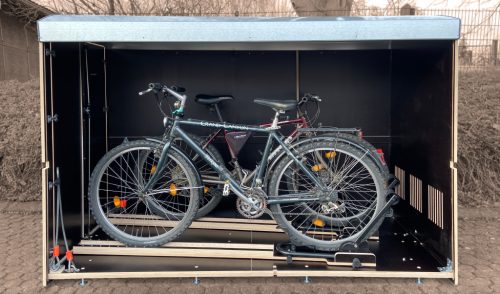 Wie viel Platz hat eine Fahrradbox X 2? Ein Volumenbild farabo X2 mit Einfahrtsschienen für zwei Fahrräder oder E-Bikes